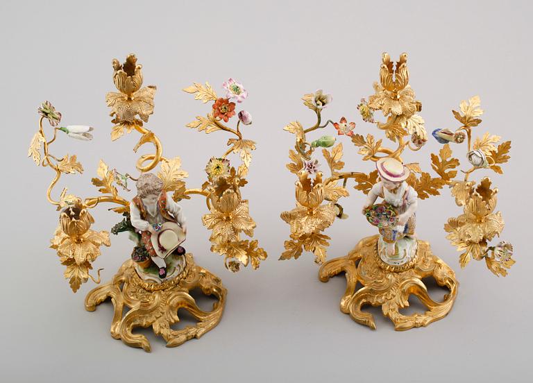 KANDELABRAR, 1 par, rokokostil, 1 par porslinsfigurer, Meissen, 1800-tal.