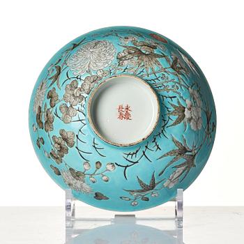 A turquoise-ground grisaille-painted 'Dayazhai' 'peony and chysanthemum' bowl, Qing dynasty, Guangxu period, circa 1876.