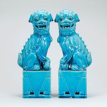 FOHUNDAR, ett par, porslin, Kina, 1900-talets andra hälft.