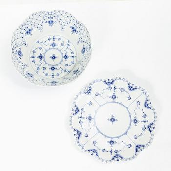 Royal Copenhagen, A 'Musselmalet Full Lace' bowl on a dish, Denmark 1942 and around the year 1900.