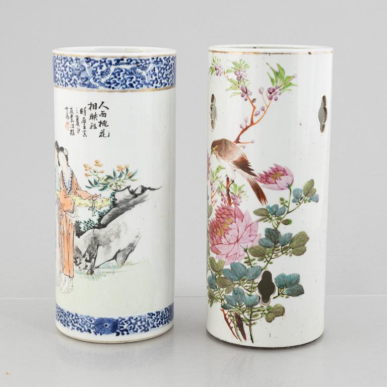 A Chinese porcelain brushpot and a hatstand, first part of the 20th century.
