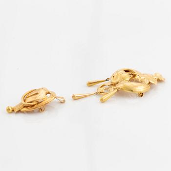 Four 18K gold brooches.