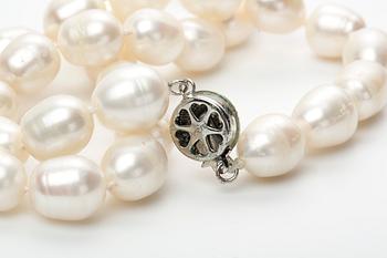 COLLIER, odlade sötvattenspärlor med silverlås.
