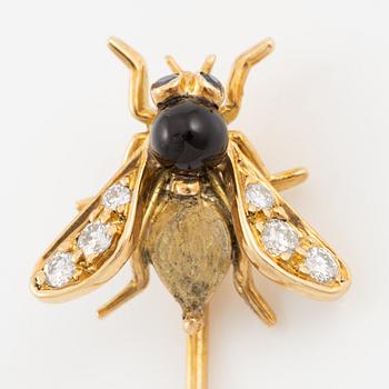 Brosch, Piaget, i form av insekt, 18K guld med cabochonslipad safir och små briljantslipade diamanter.