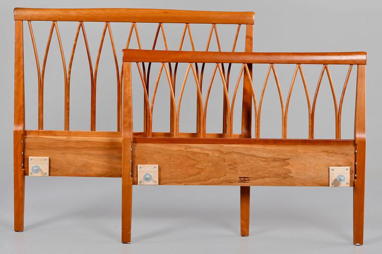 SÄNGGAVLAR, ett par, Carl Malmsten, Åfors Möbelfabrik, 1900-talets mitt.