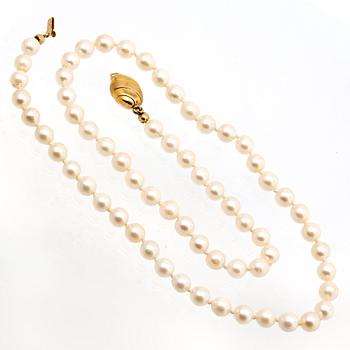 Pärlhalsband, odlade pärlor ca 6 mm, lås 18K guld, längd ca 50 cm.
