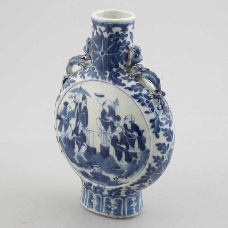 A Chinese blue and white porcelain moonflask, Qing dynasty, 19th century.