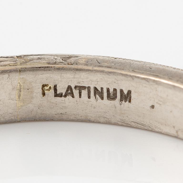 Ring, alliansring platina med åttkantslipade diamanter.