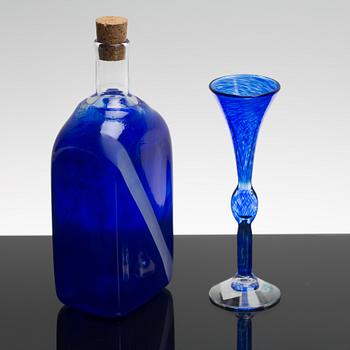 HELENA GIBSON, SNAPSGLAS, 6 st samt FLASKA, handblåst glas, 1990-tal.