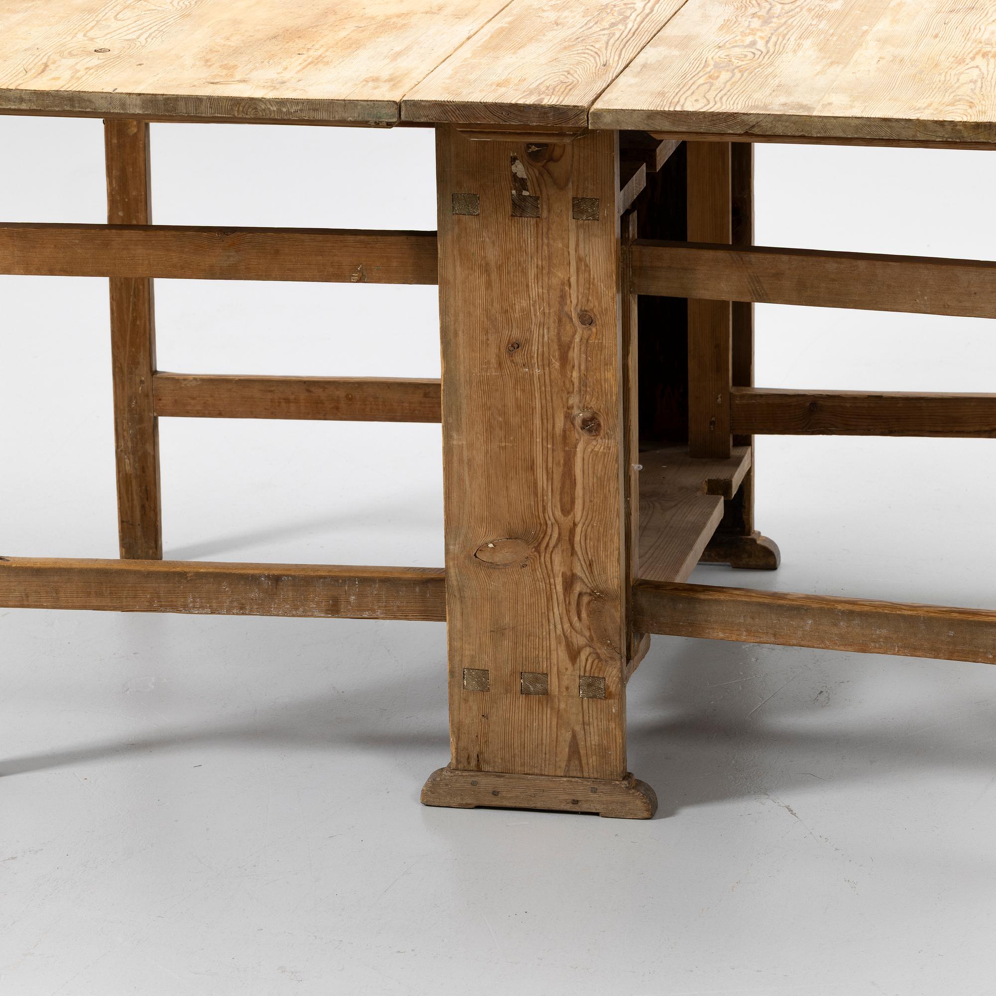Drop-leaf table, 19th century.