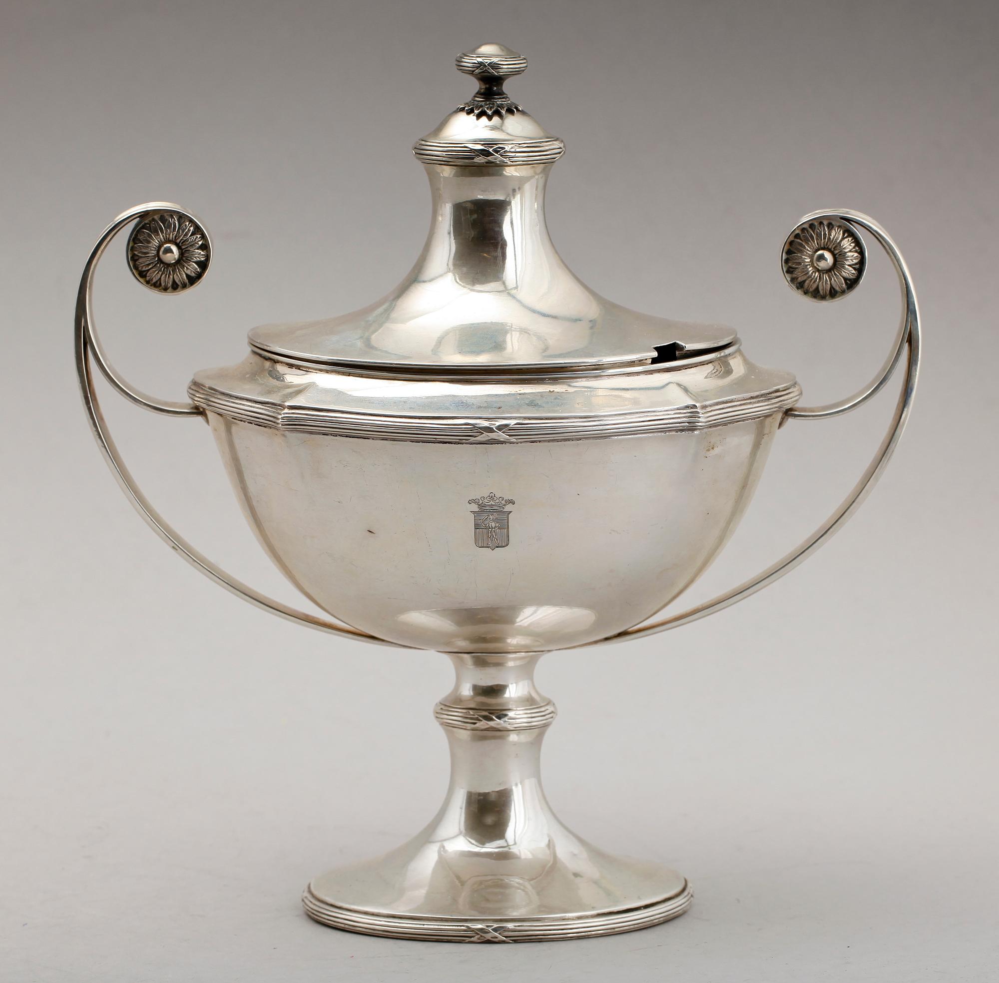 SOCKERSKÅL PÅ FOT, silver, CG Hallberg, Stockholm 1915. Vikt ca 621 g.