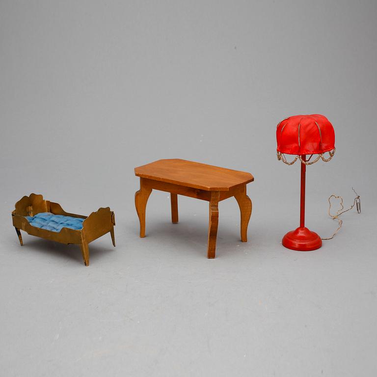 DOCKSKÅP med TILLBEHÖR, 1900-talets första hälft.