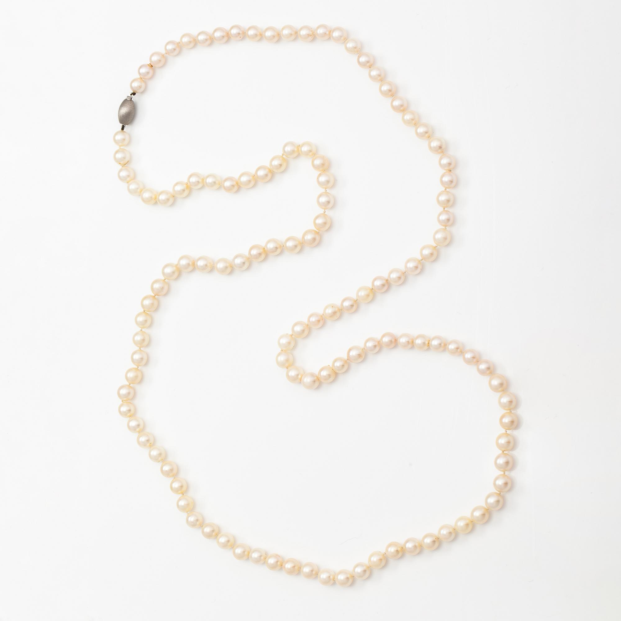 A pearl collier with a 14K whiteg old clasp and cultured pearls.