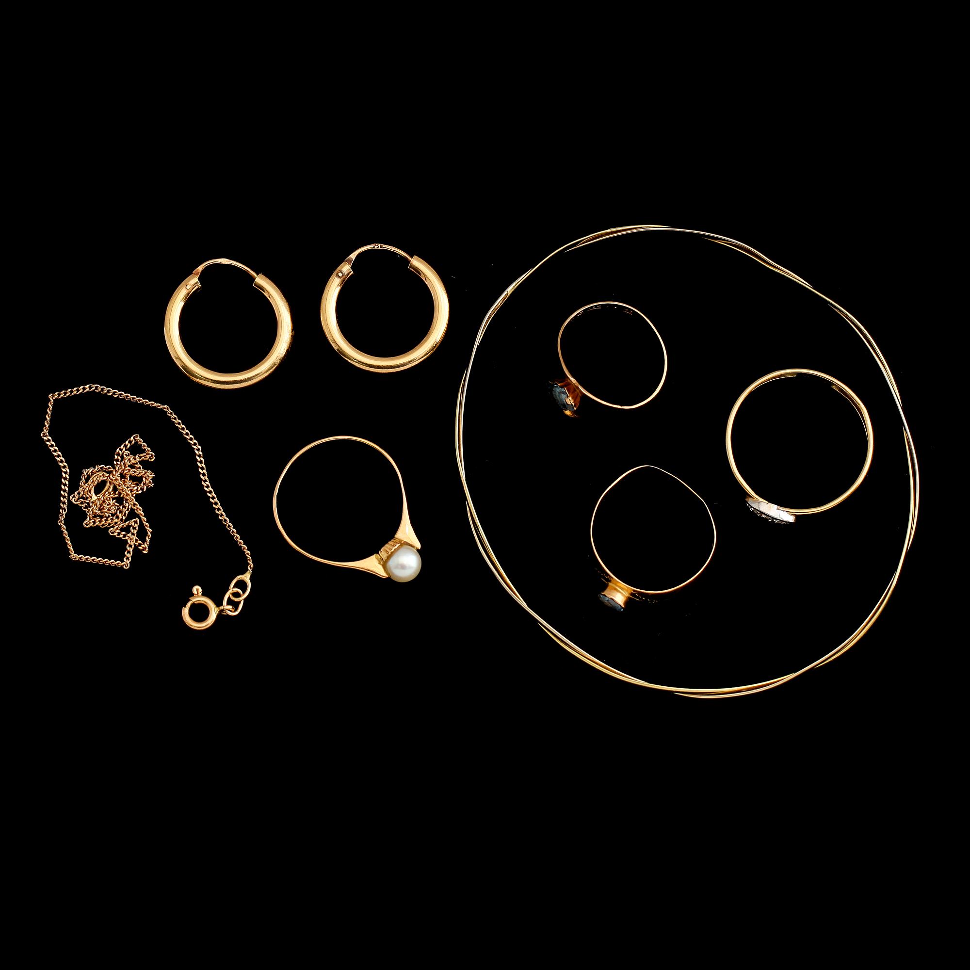 SMYCKEN, 7 delar, 18 k guld. Total vikt 14 g.