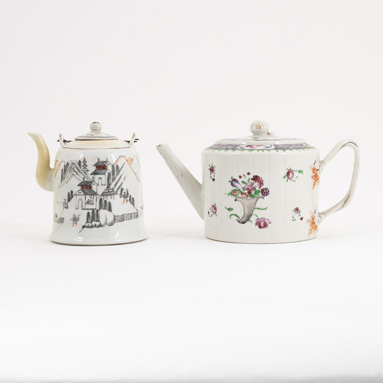 Two Chinese porcelain teapots, Qing dynasty, Qianlong (1736-1795) and 20th Century.