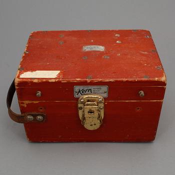 MÄTINSTRUMENT på tripod, 1900-talets mitt.