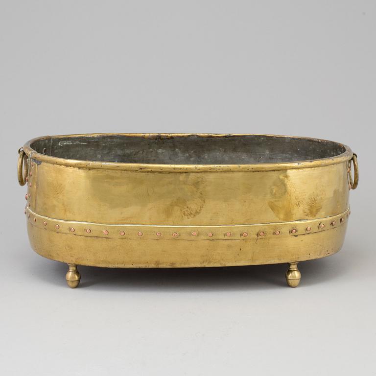 A brass wine cooler, 17th-/18th century-.