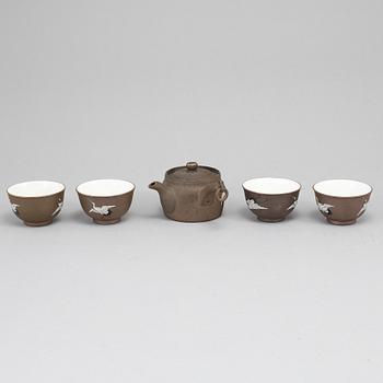 A tea pot with cover and four cups, Japan, Meiji period (1868-1912).