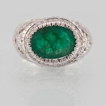RING, 14K vitguld med ovalslipad smaragd 4.00 ct samt åttkantslipade diamanter 0.55 ct. Vikt 11,6 gram.