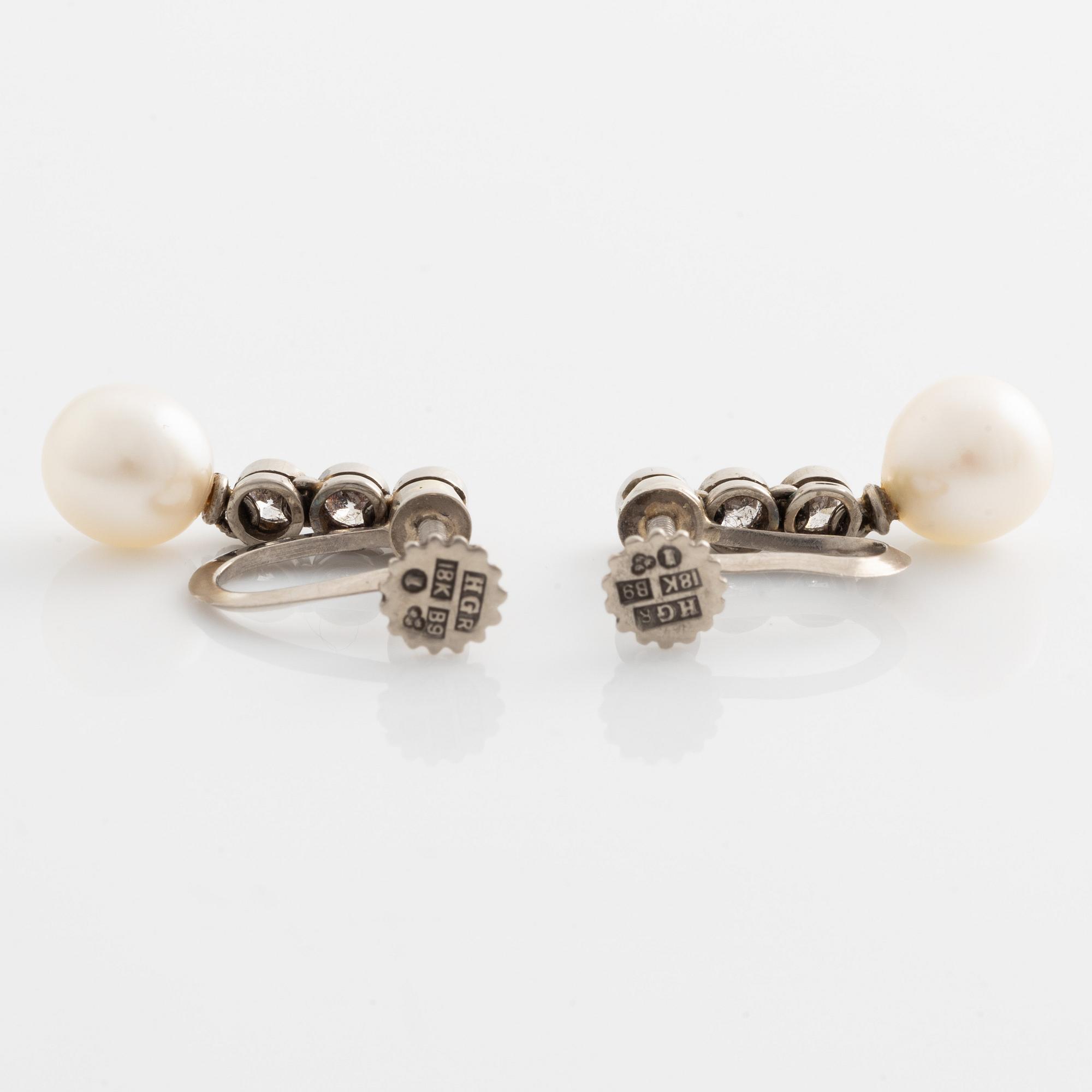 A pair of earrings in 18K white gold with round brilliant-cut diamonds and cultured pearls.