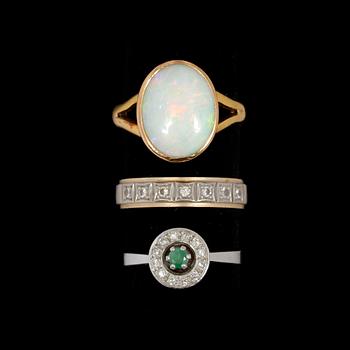 RINGAR, 3st, 18k och en 23k guld med cabochonslipad opal. Tot.vikt 14,2g.