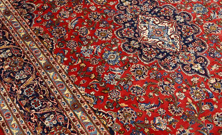 A Keshan carpet, approx. 307 x 200 cm.