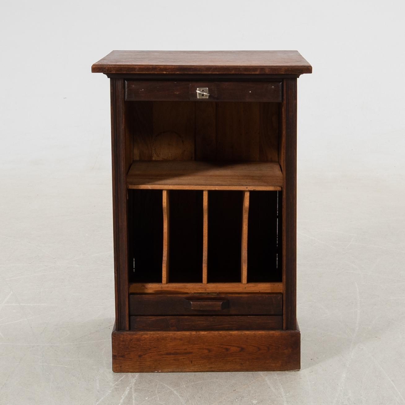 Jalusiskåp, 1900-talets första hälft.