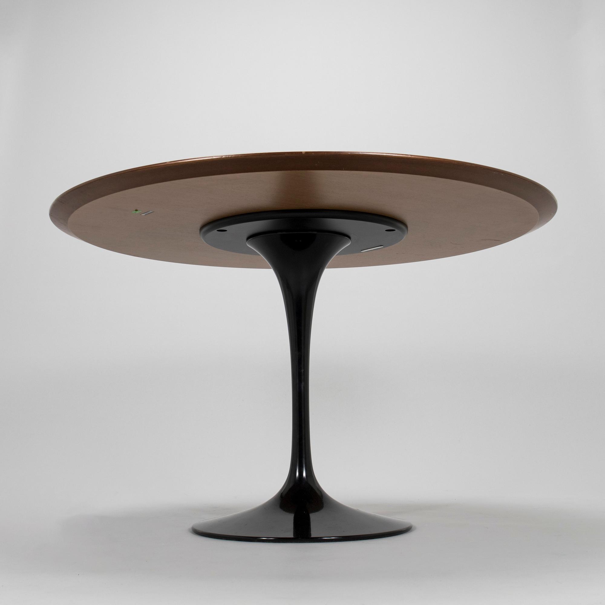 Eero Saarinen, matbord, "Tulip", Knoll International. Modellen formgiven 1956.