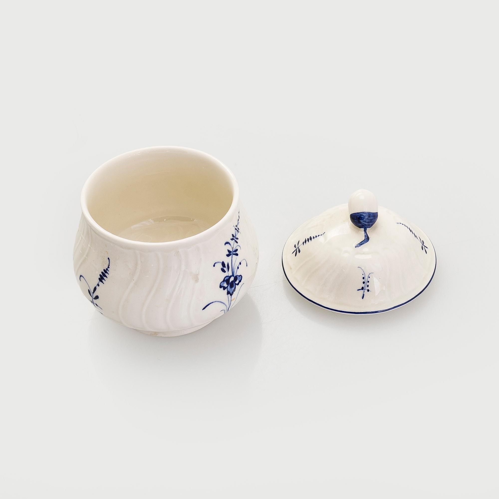 A porcelain service, 31 pieces, "Vieux Luxembourg", Germany, later half of the 20th century.