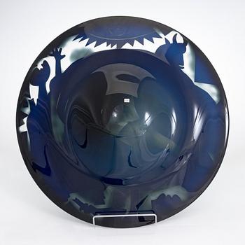 Kerttu Nurminen, an art glass plate, signed 'En la sofa Guernica Kerttu Nurminen Nuutajärvi 1989'.