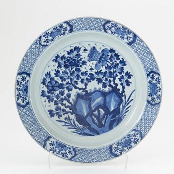 A blue and white dish, Qing dynasty, Kangxi (1662-1722).