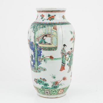 A wucai decorated vase, Qing dynasty, 19th Century.