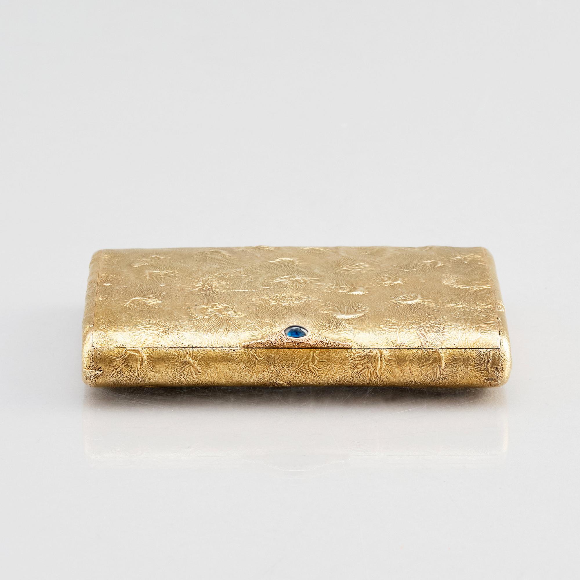 Etui, samorodok-teknik, guld 14K och safir, sannolikt av Alexander Lyubavin, S:t Petersburg 1908-1917.