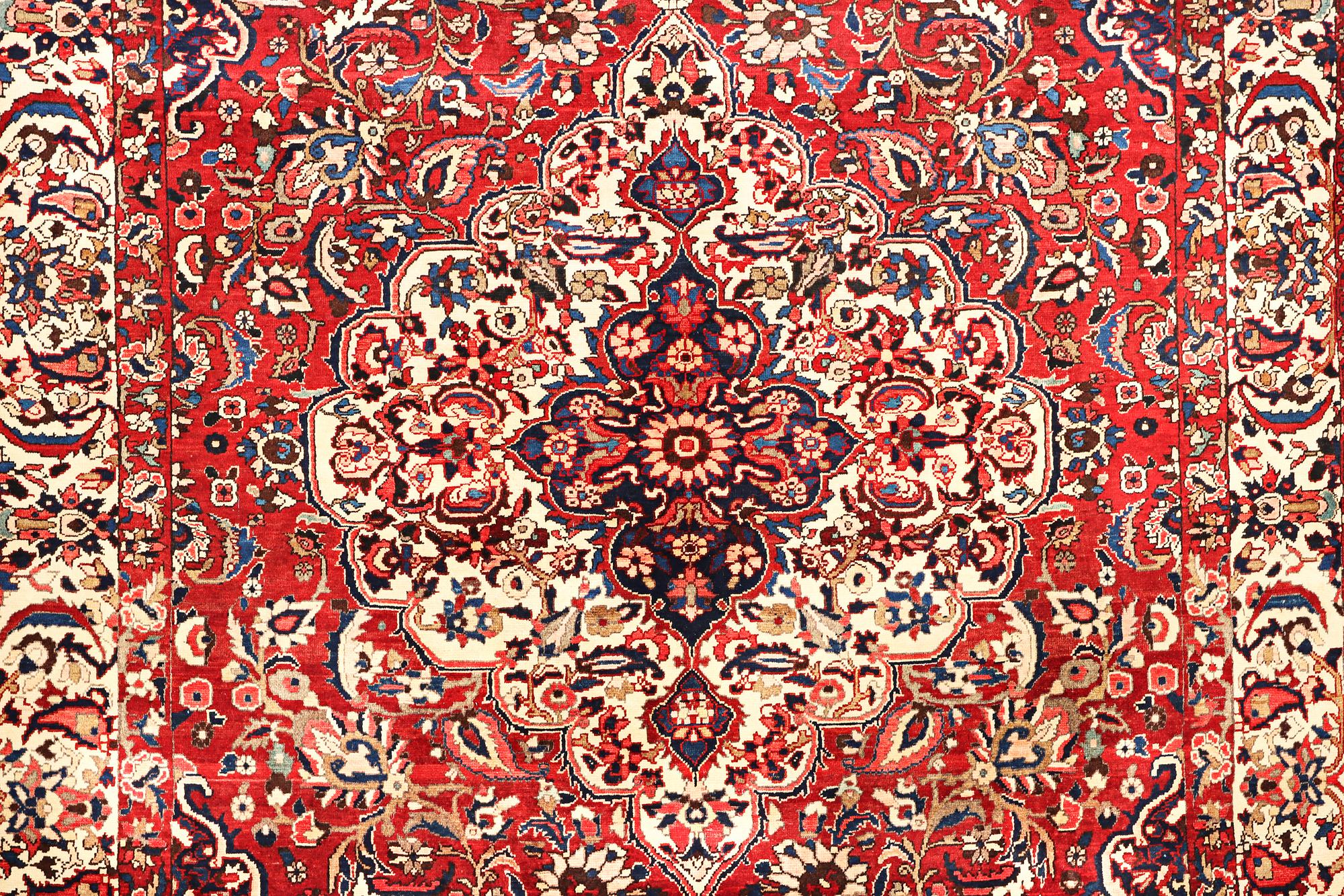 A Mahal carpet c. 315 x 215 cm.