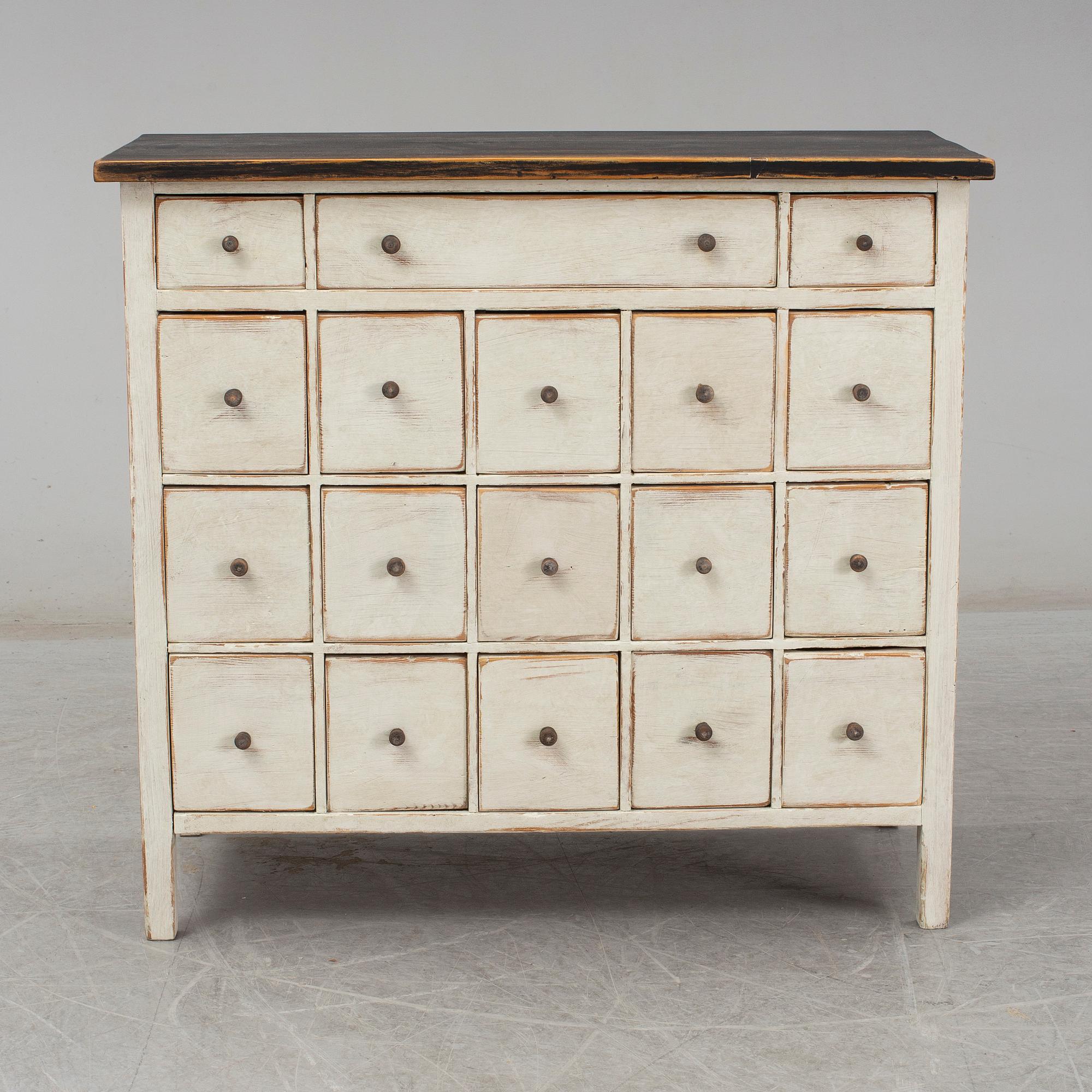 A painted chest of drawers form around year 1900.