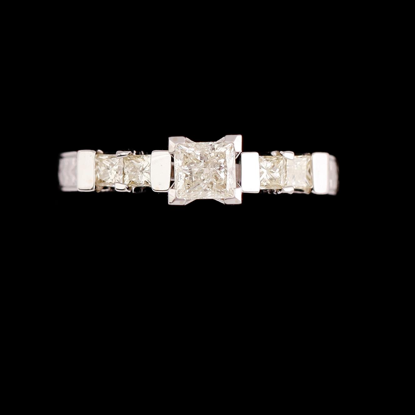 RING, 14 k guld, diamanter tot ca 0.70 ct.