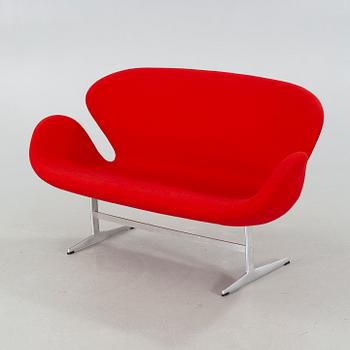 ARNE JACOBSEN, soffa, "Svanen", Fritz Hansen, 2001.