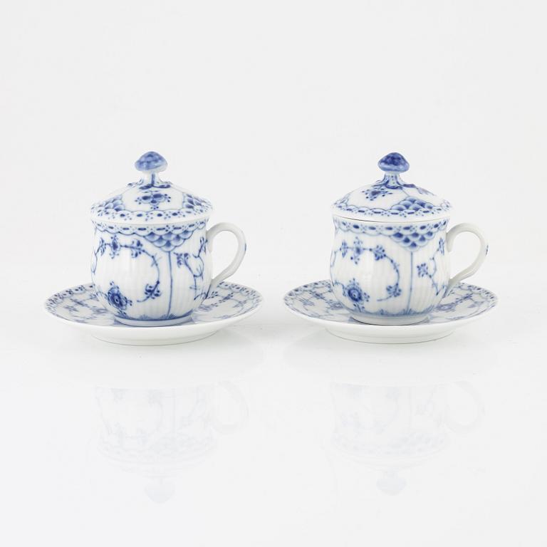 A pair of porcelain custard cups with covers, Royal Copenhagen, Denmark.