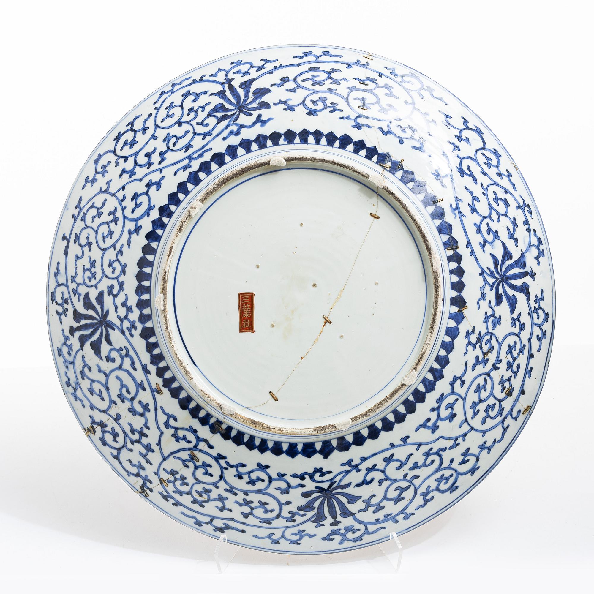 A massive Japanese imari charger, Meiji period (1868-1912). Signed.