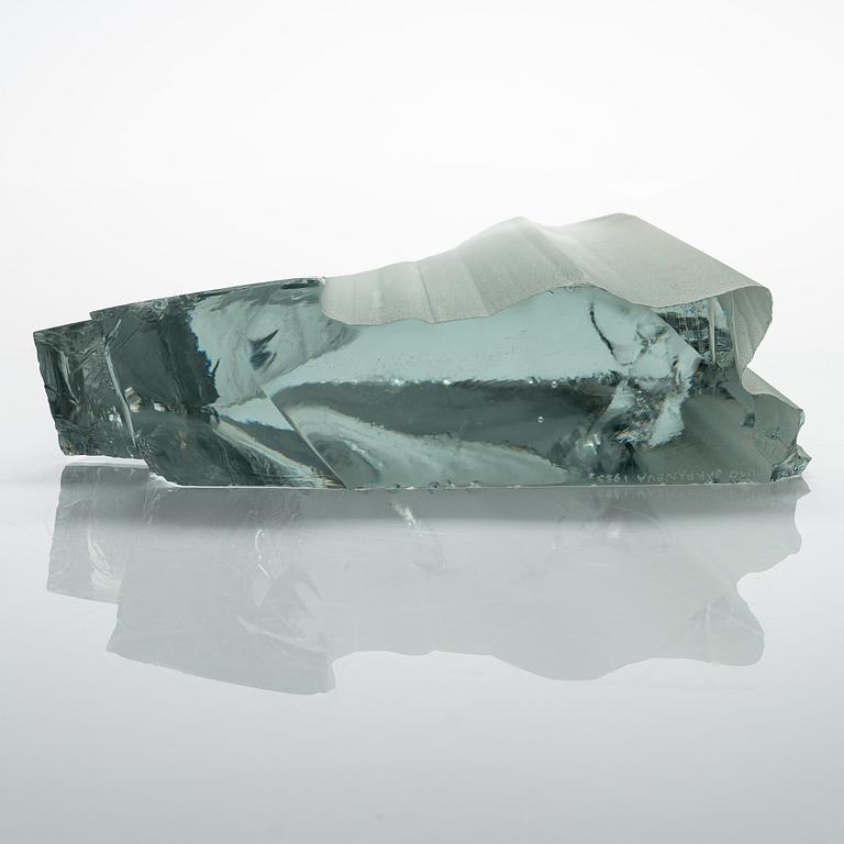 Timo Sarpaneva, skulptur, serien Glass age, "Namnlös" signerad Timo Sarpaneva 1983. Iittalan/Toijalan kivivenveistämö.