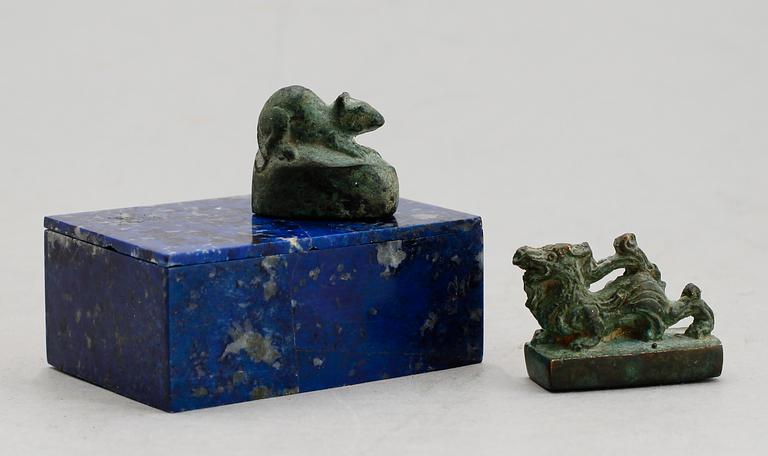 DOSA, lapis lazuli samt FIGURER, 2 st, brons, 1900-tal.