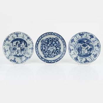 Six blue and white porcelain plate and two small bowl, Ming dynasty, Wanli (1572-1620).