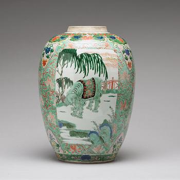 A large famille verte jar, Qing dynasty, Kangxi (1662-1722).