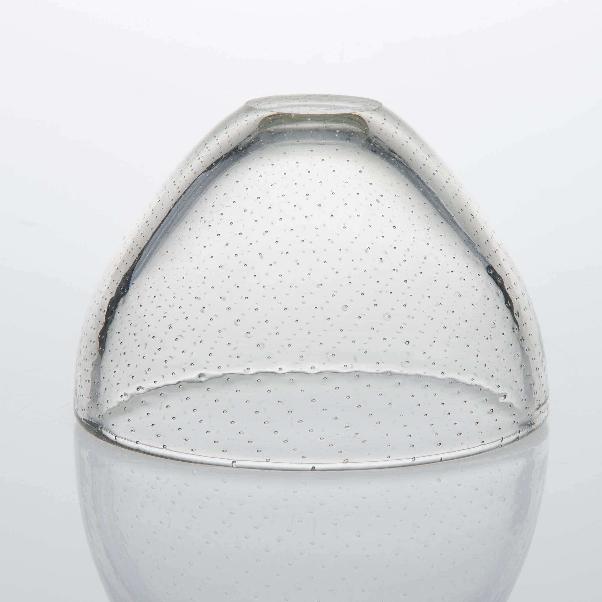 VAS, glas, signerad med syrapenna G. Nyman, Nuutajärvi, daterad 1947.