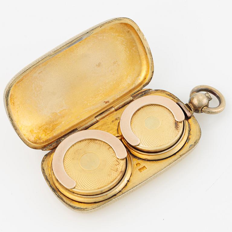 Pendant in gilded silver with two gold coins, 20 kr Oscar II 1875 and 5 rubles Nicholas II 1900.