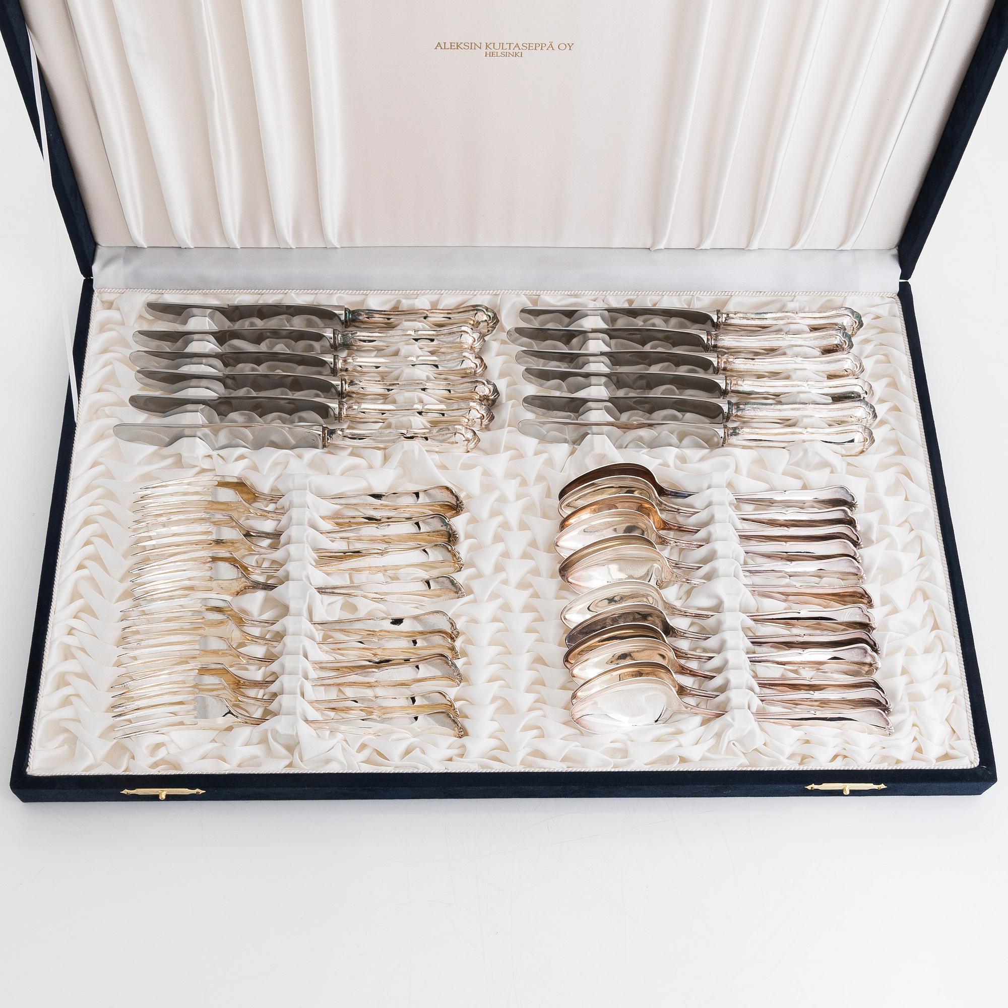 Bestickuppsättning för tolv, 36 dlr, silver, "Chippendale", Auran Kultaseppä, Åbo 1990-93. I originallåda.