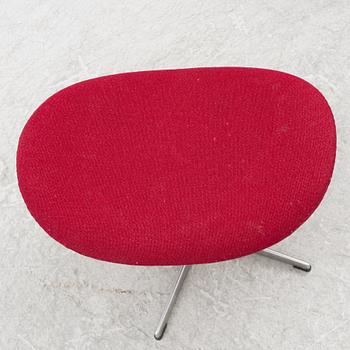 Arne Jacobsen, an armchair with footstool, "The Egg", Fritz Hansen, Danmark, 2000.