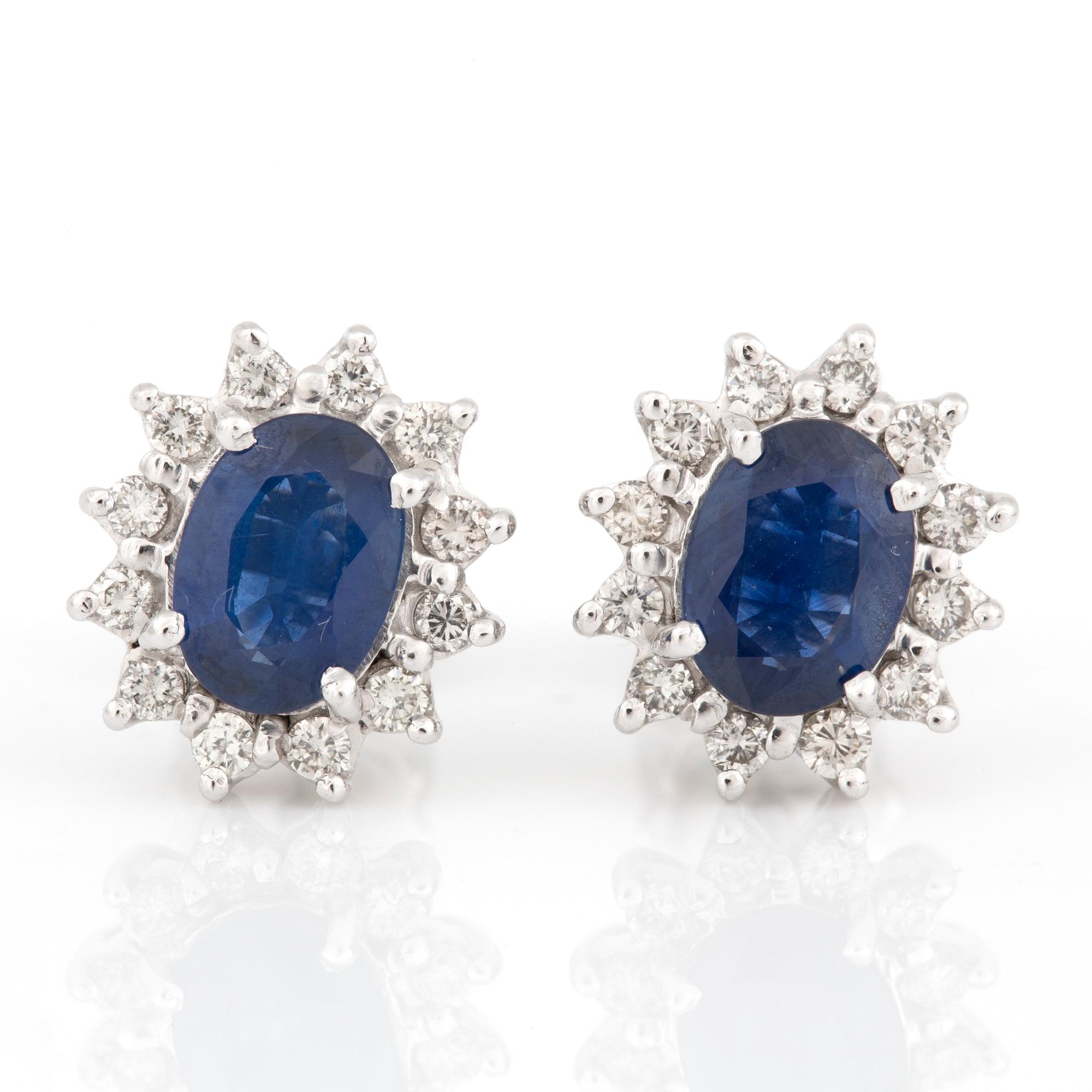 ÖRHÄNGEN med fasetterade safirer och briljantslipade diamanter.