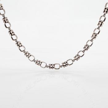 Jorma Laine, Rannekoru ja kaulakoru, hopeaa. Kultateollisuus, Turku 1966 ja 1971.