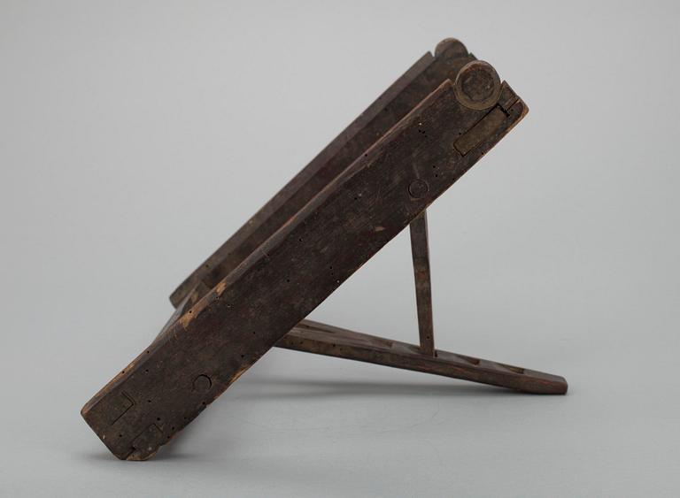 BOKSTÄLL, allmoge, daterad 1777.